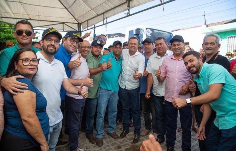 Em Mata Grande/AL prefeito prestigia festa da Independência entregando caminhão-pipa em povoado