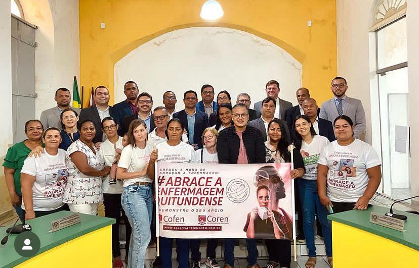 Em Quitunde/AL, enfermeiros e a prefeita comemoram aprovação de projeto pela Câmara