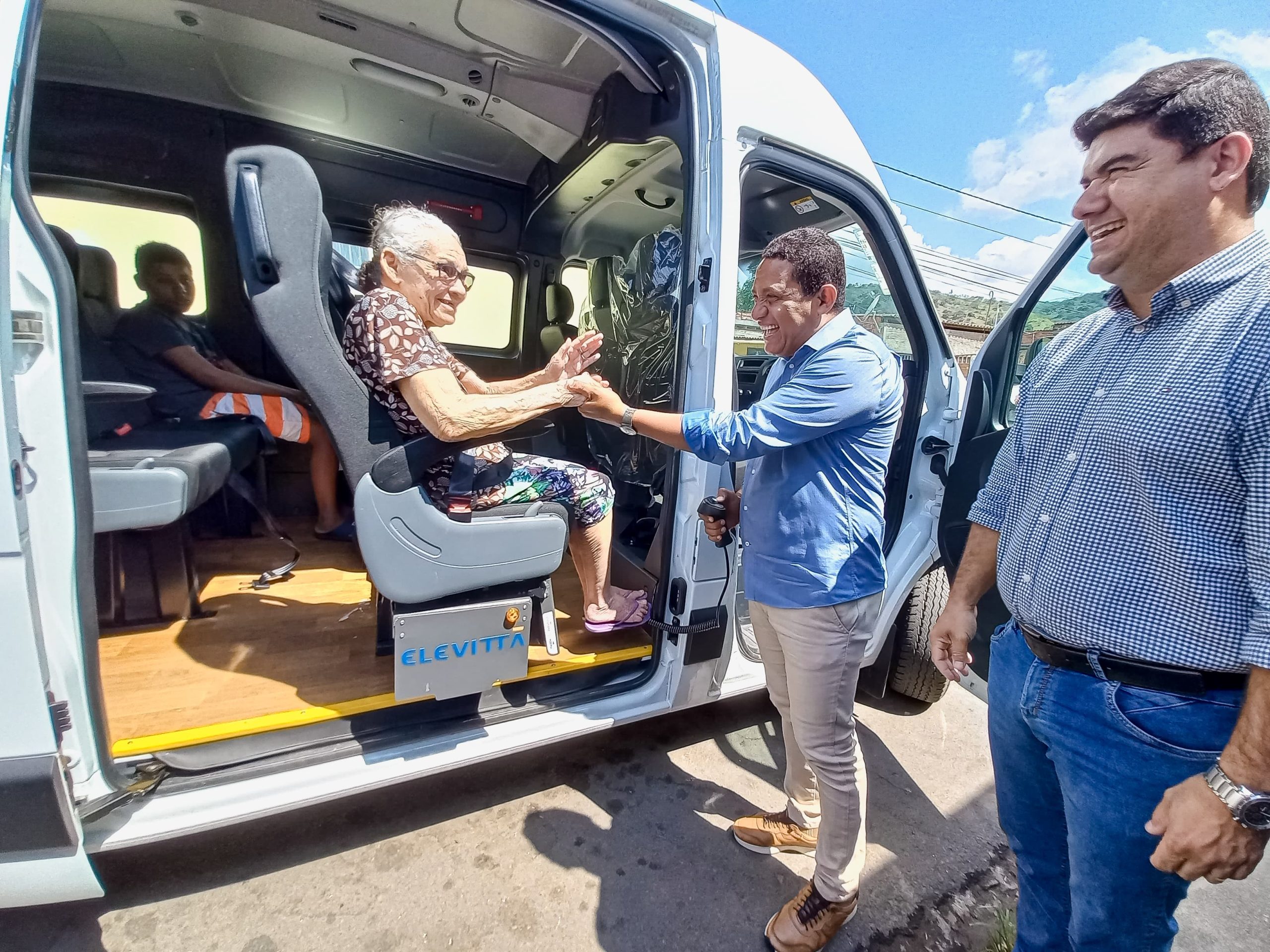 Prefeito viabiliza VAN  0km para Centro de Reabilitação Física; e o próprio comandou 1ª viagem com os pacientes