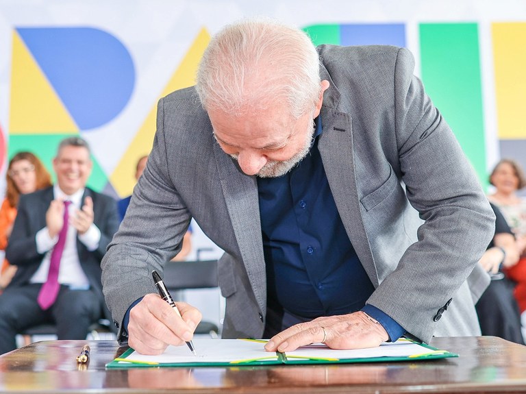 Lula destina R$ 15,8 bilhões para estados e municípios