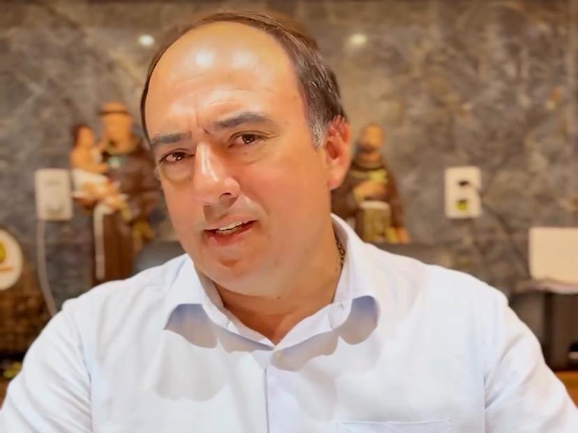 Prefeito de Junqueiro anuncia pagamento do 13º salário e entrega de cestas básicas