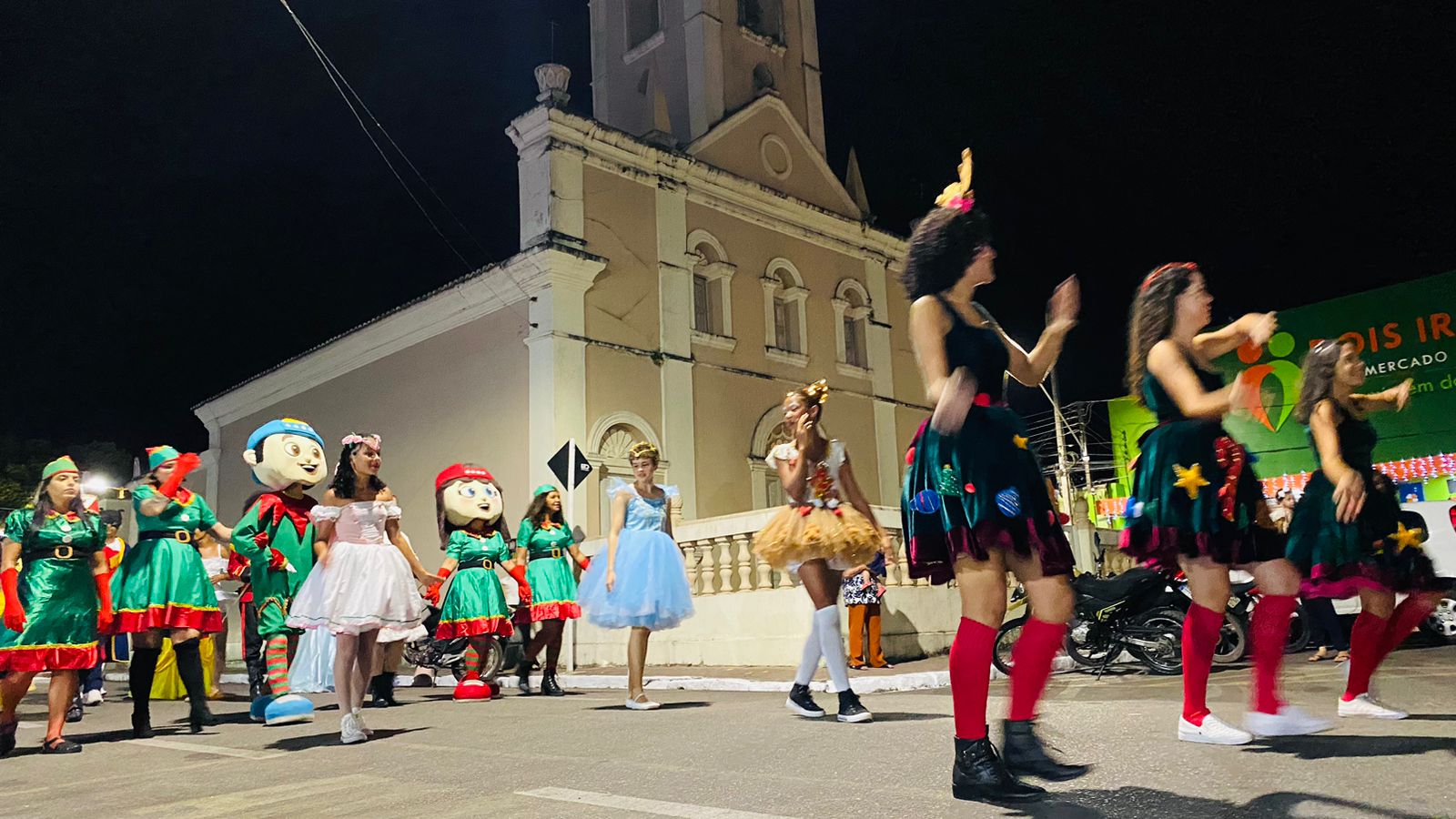 Em Junqueiro/AL, Magia Natalina Ilumina cidade com a chegada triunfal do Papai Noel