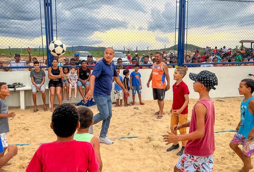 Prefeito de Tapera leva ações para agricultores e desportistas de mais um distrito do município 