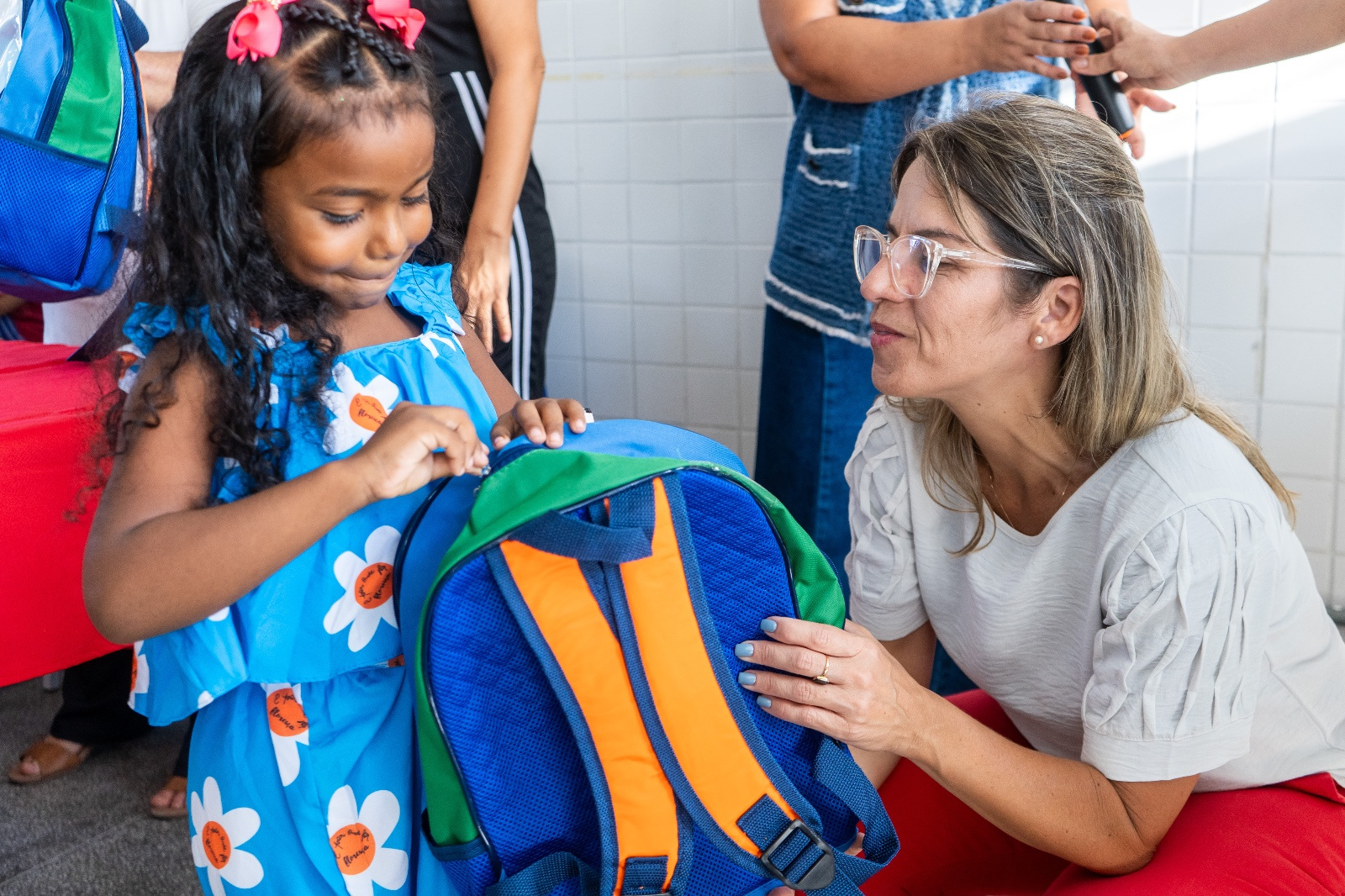 Alunos da rede pública de Maceió  começam a receber kits escolares