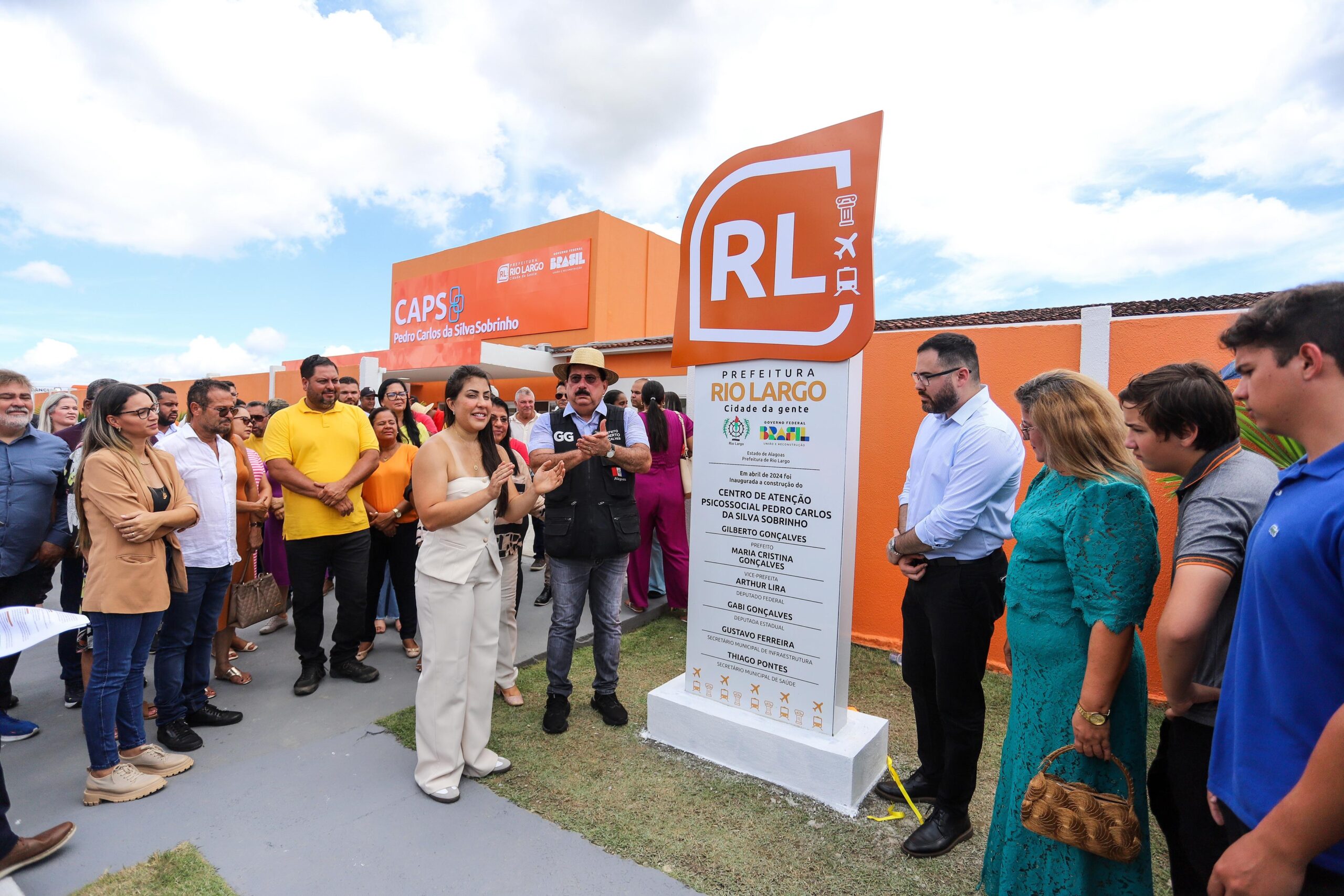 Prefeito inaugura Caps AD e quadra poliesportiva em Rio Largo