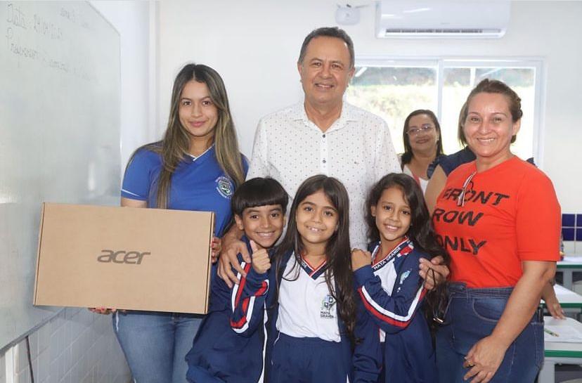 Prefeitura de Mata Grande contempla estudantes com fardamento e  notebooks para os professores