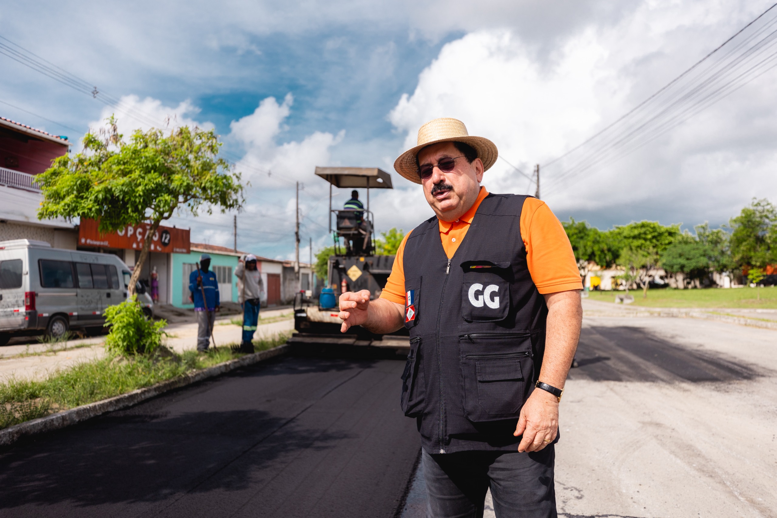 Em Rio Largo, prefeito fiscaliza obra de pavimentação no Conjunto Jarbas Oiticica