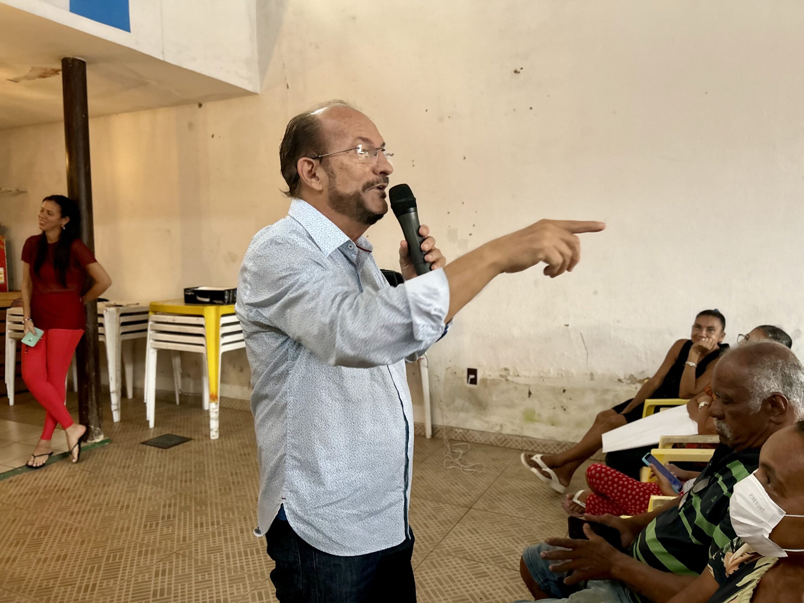 No Jacintinho, vereador Dr. Cleber Costa realiza ação social, aborda prevenção e autocuidado com a saúde