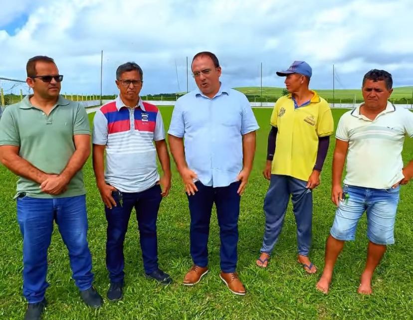 Povoado em Junqueiro terá estádio com refletores e praça urbanizada, garante prefeito  