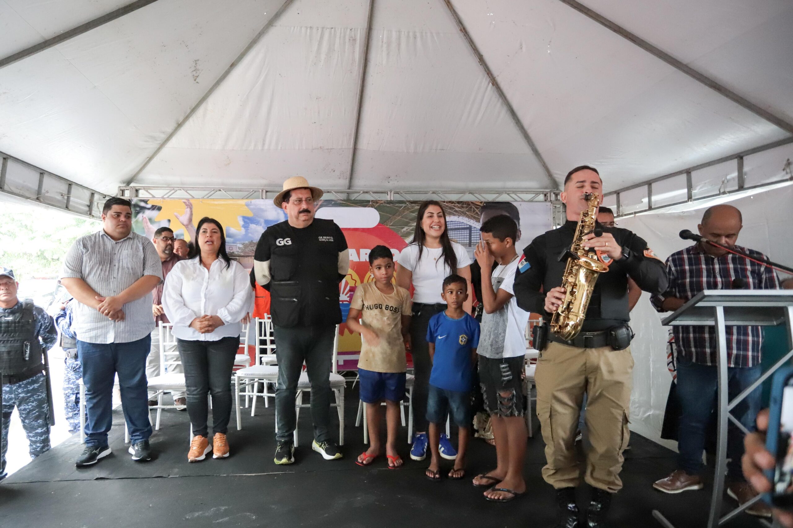 Prefeito inaugura duas quadras esportivas visando o lazer e a prática esportiva para os riolarguenses