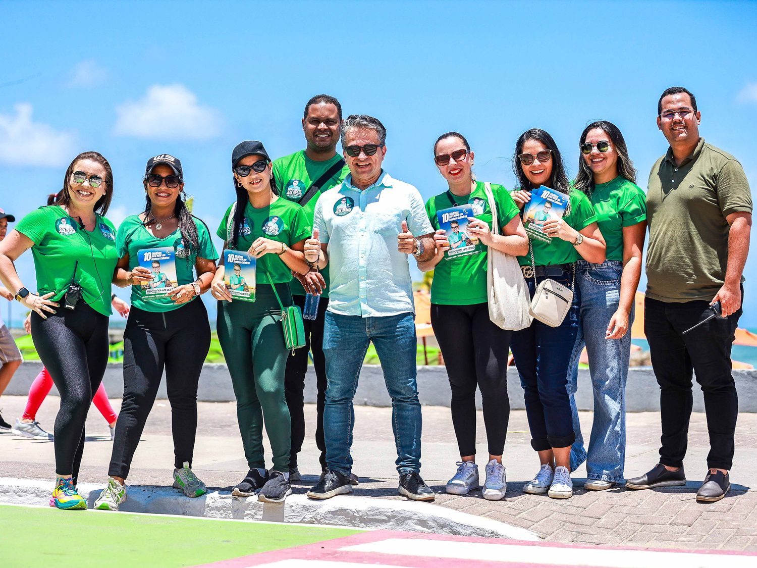 Candidato a vereador destaca engajamento com eleitores em panfletagem na orla