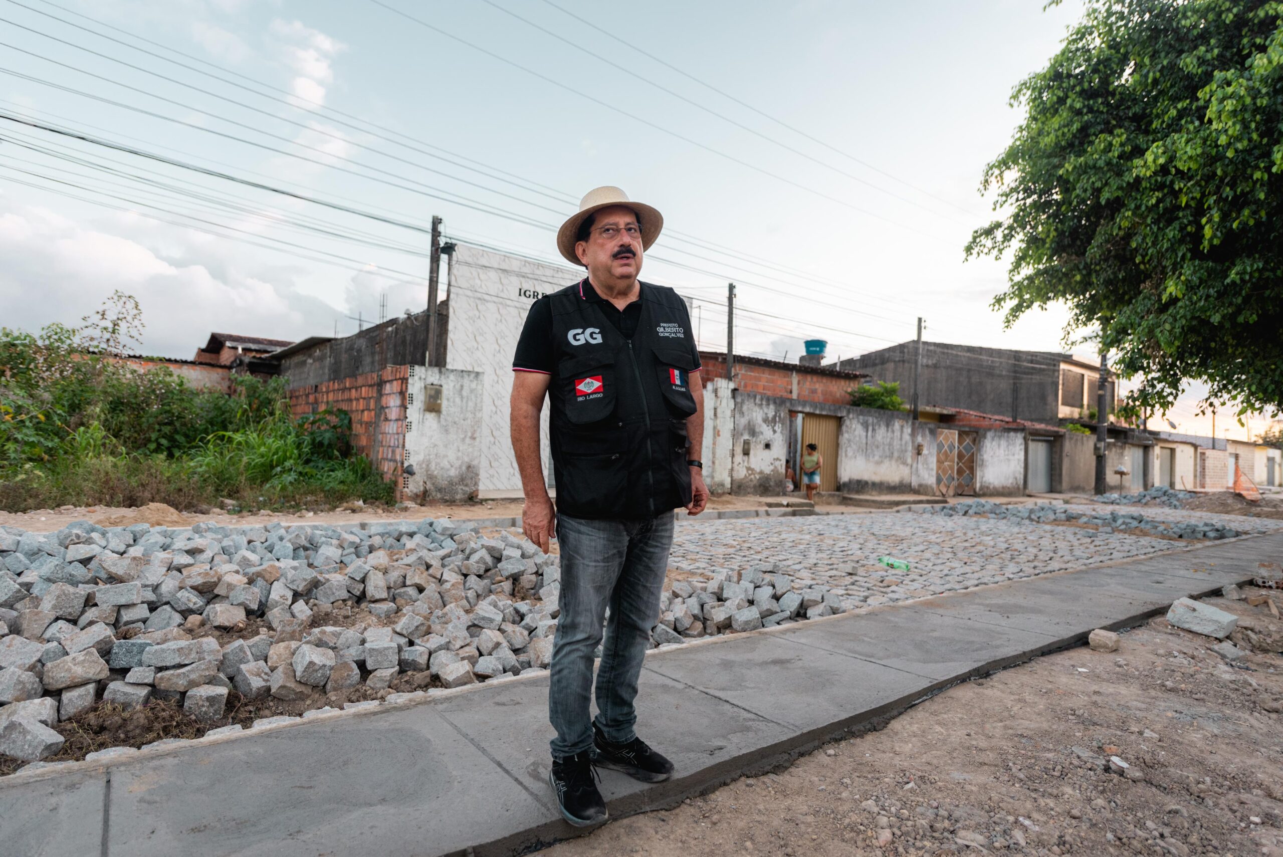 Prefeito Gilberto Gonçalves fiscaliza obras de pavimentação no Parque dos Eucaliptos em Rio Largo