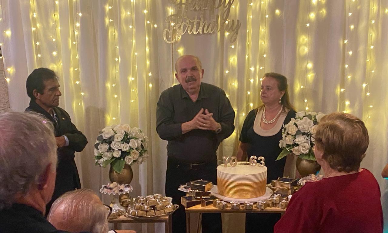 Festa de aniversário do casal Jorge Soares e Valéria; evento foi em meio a um jantar num tradicional restaurante de Maceió