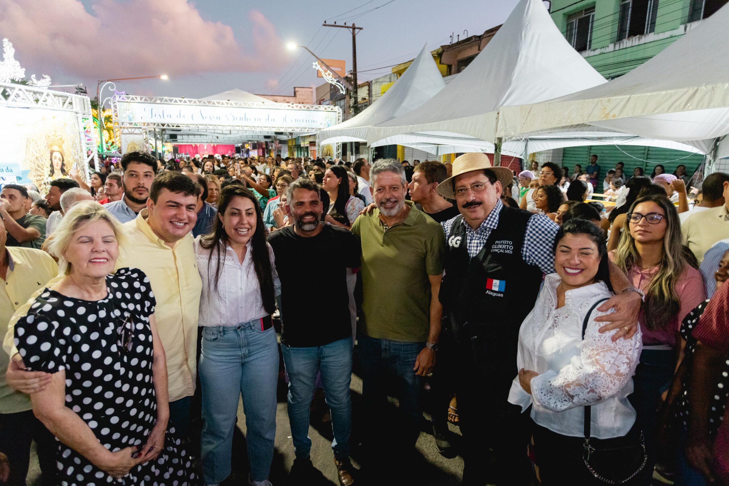 GG recebe Arthur Lira durante festa religiosa em Rio Largo