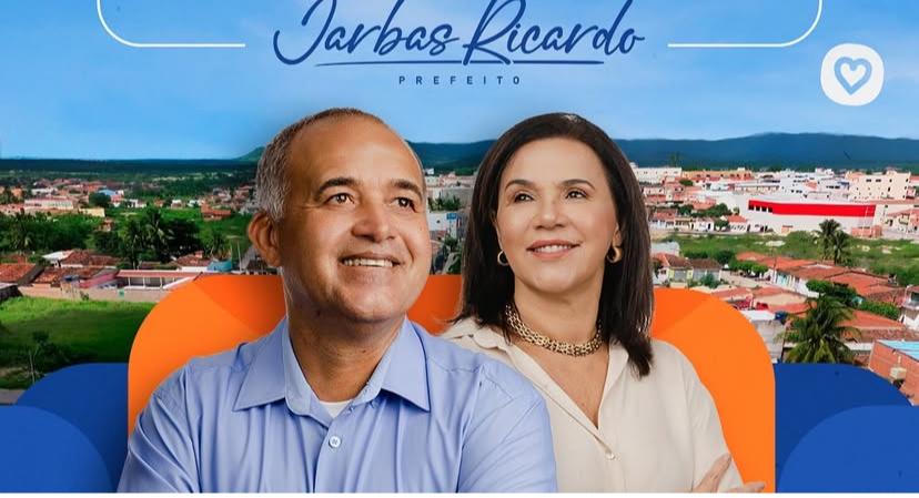 Prefeito toma posse pela manhã e logo após promove almoço para apoiadores