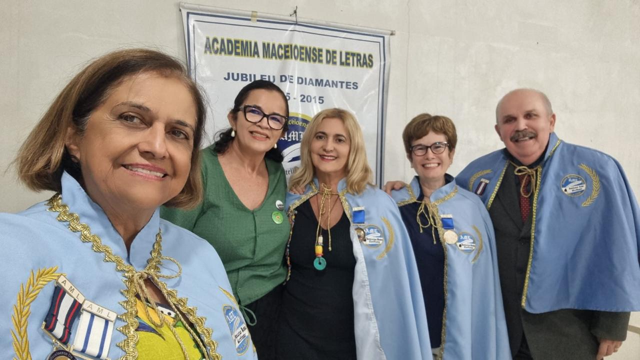 Integrantes da Academia Maceioense de Letras comemoram estilo alegre e descontraído da reunião da última quarta  
