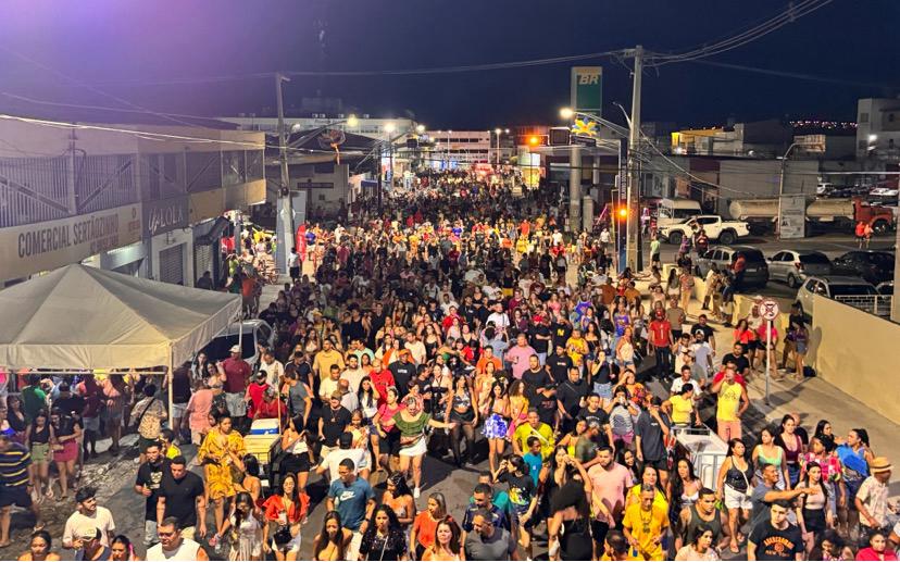 Alegria e animação marcam o início do Carnaval de Delmiro Gouveia 2025