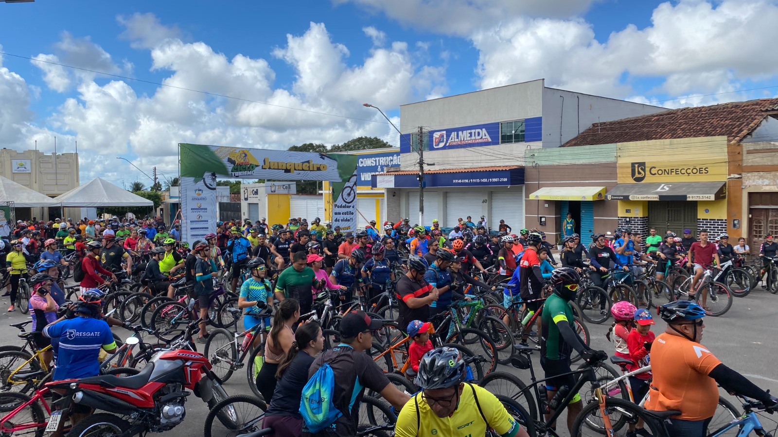 Cerca de 700 ciclistas movimentam Junqueiro/AL para uma jornada esportiva  de 25 km