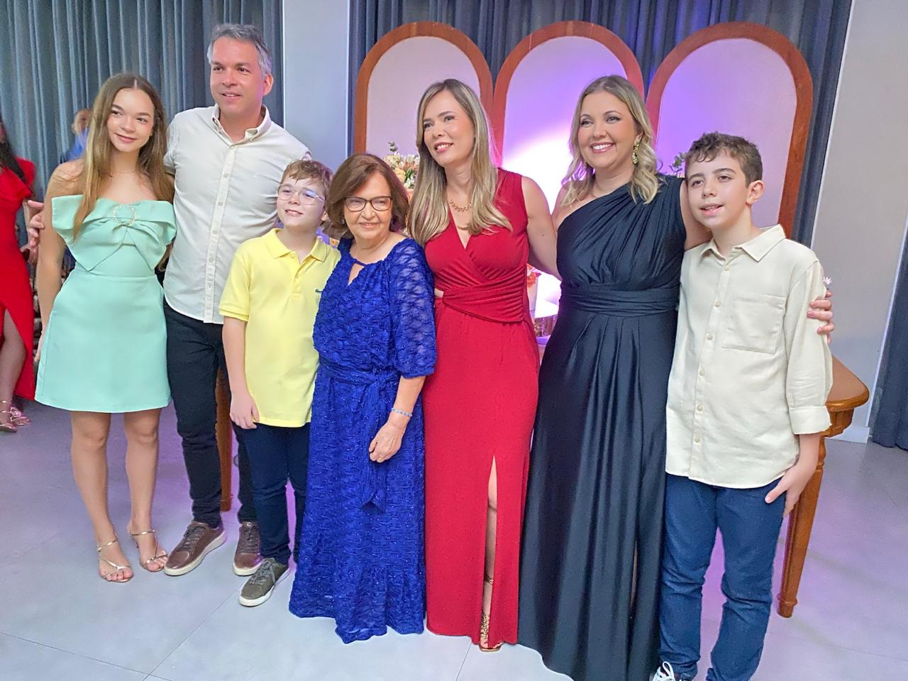 Uma noite de celebração em Aracaju: Os 80 anos de Dona Leda Maria Teles Cardoso