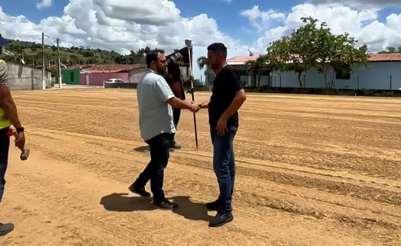 Quebrangulo/AL finaliza compactação e terraplanagem de terreno para construção de uma creche bancada pelo Estado