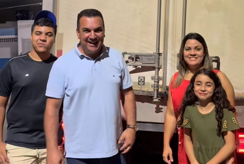Em Porto de Pedra, Jesus distribui peixe e arroz para o povo pobre