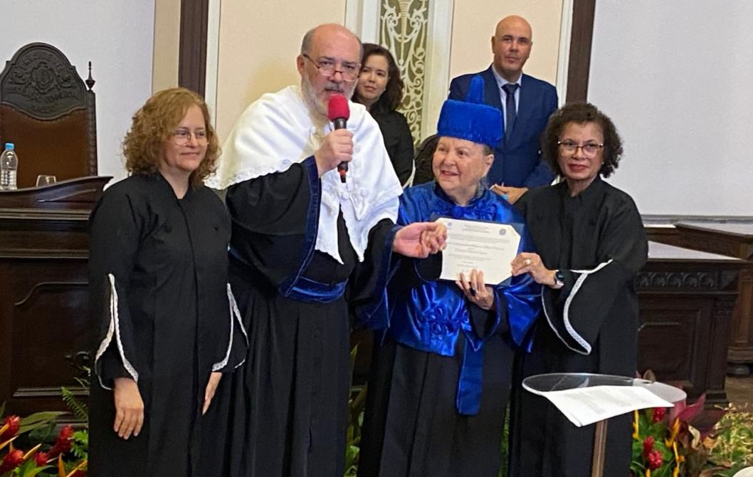 Tânia Pedrosa com seus 91 anos de idade recebe a maior honraria da UFAL: Doutora Honoris Causa