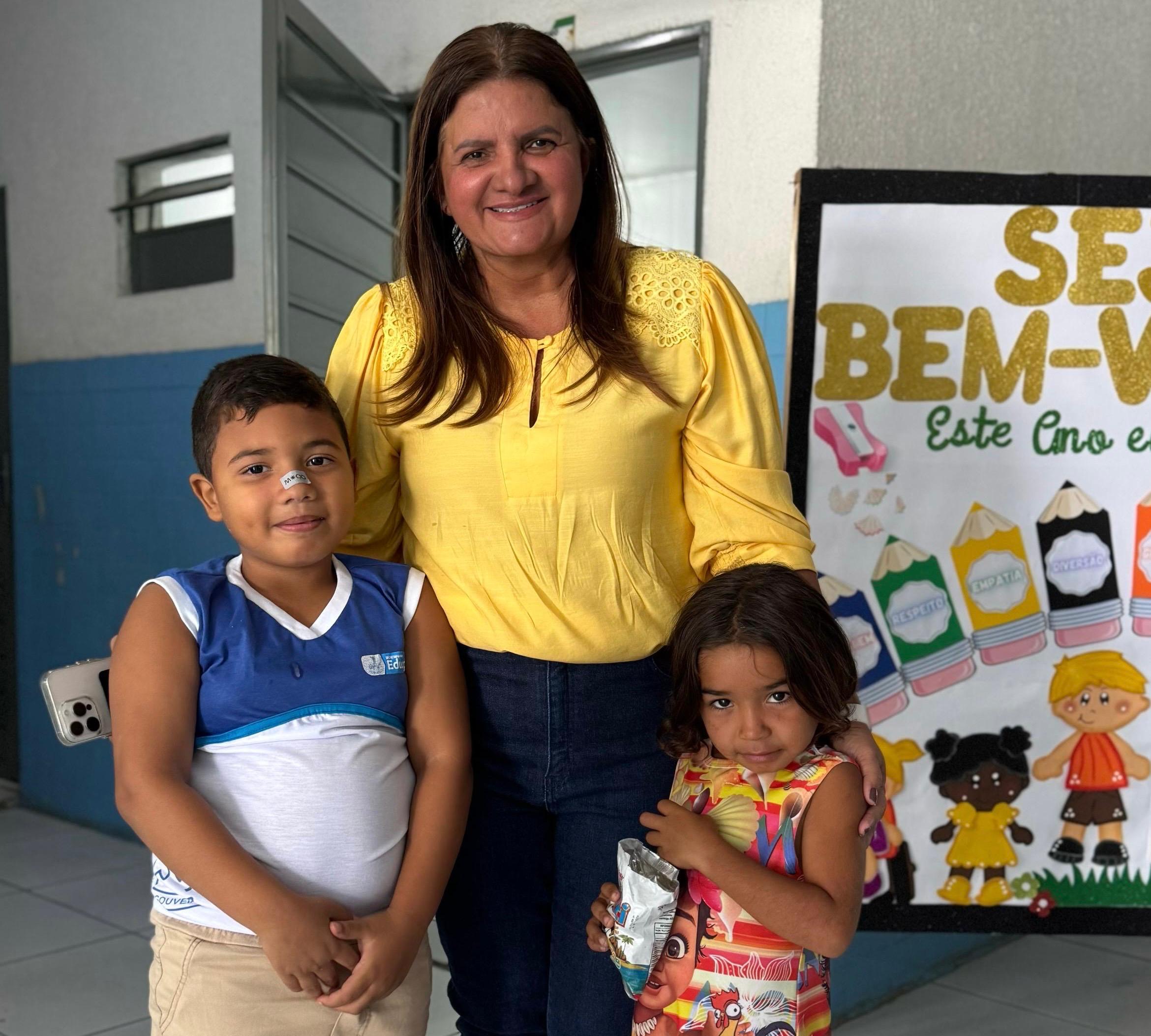 Em Delmiro, prefeita pessoalmente ouve alunos sobre qualidade da merenda durante visita a uma escola