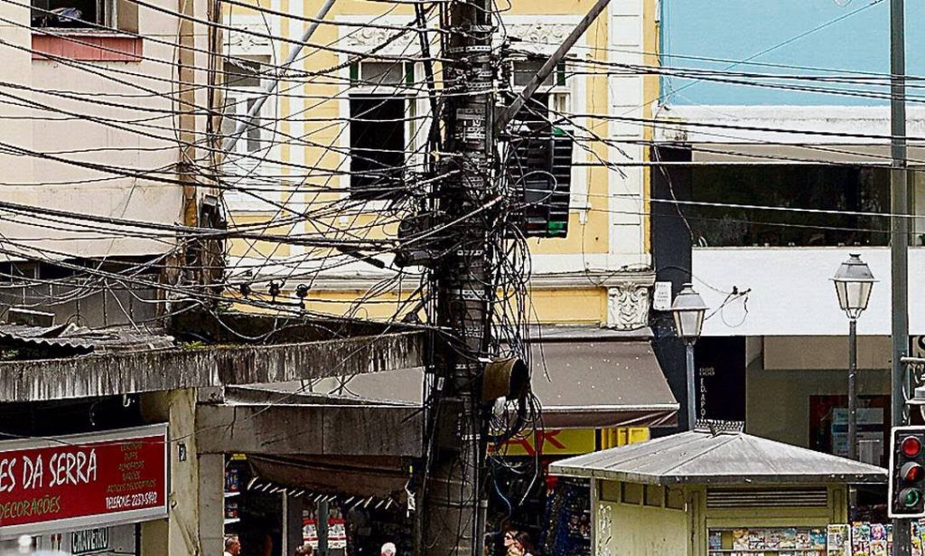 Iniciativa inédita remove 10 toneladas de cabos de fios em desuso nos postes de Maceió
