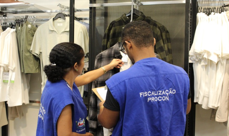 Procon/AL faz levantamento de preços juninos de roupas típicas, comidas e fogos de artifício