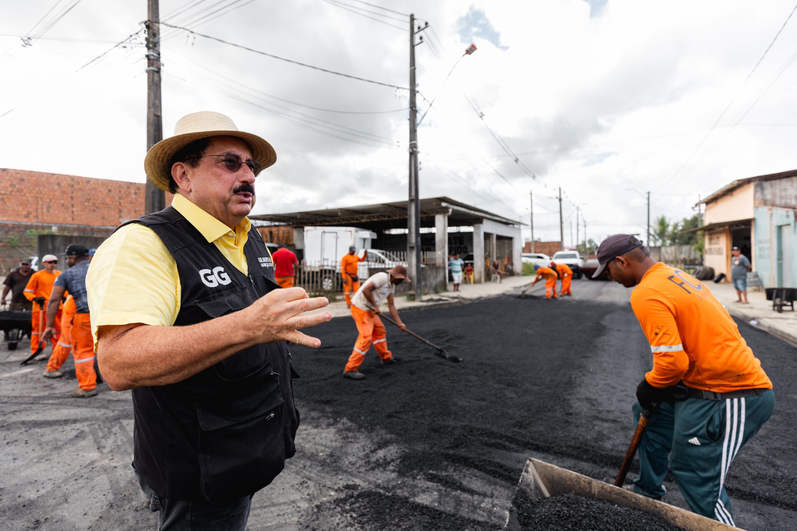 Prefeito Gilberto Gonçalves fiscaliza pavimentação asfáltica na região das casas novas em Rio Largo