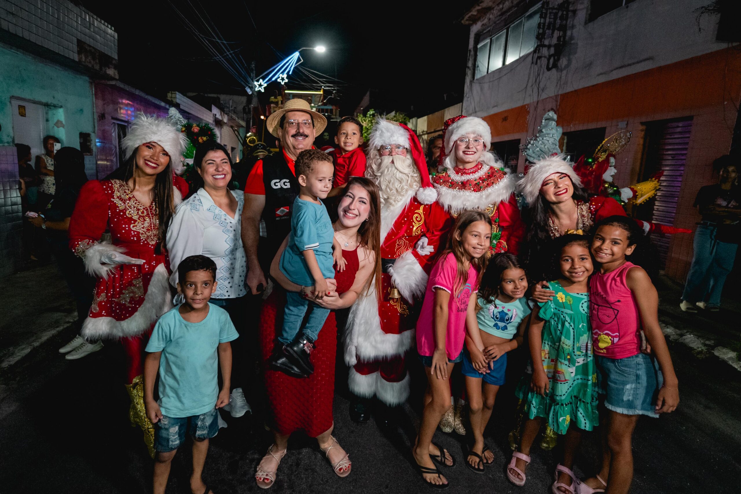 Em Rio Largo prefeito promove circuito natalino com carreta iluminada em cortejo com personagens pelas ruas da cidade