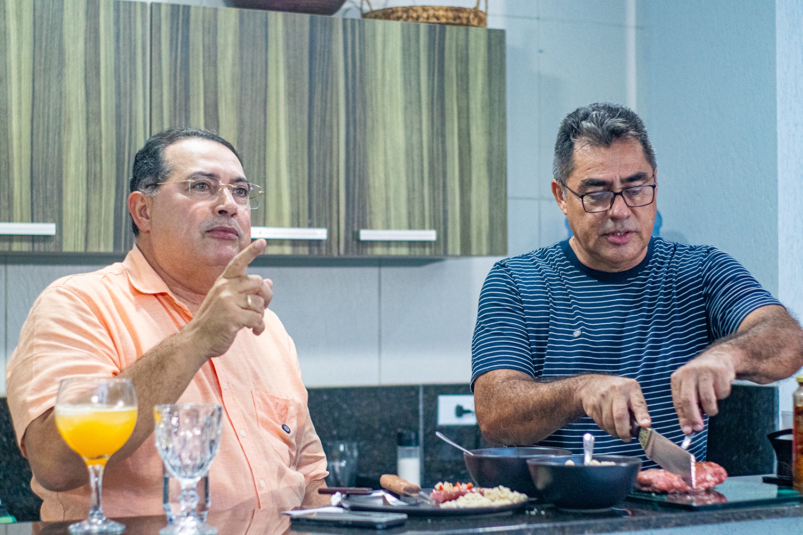 Adeilson Bezerra narra sua trajetória como advogado, político, gestor público e até músico durante entrevista ao  jornalista Lauro Lima